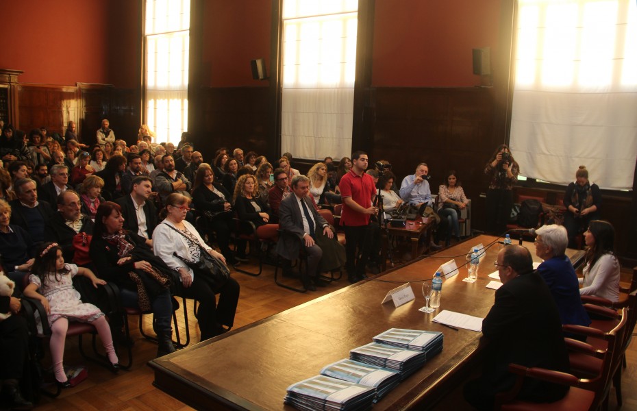 La Facultad entregó a los familiares de los estudiantes detenidos-desaparecidos por el terrorismo de Estado una copia de sus legajos